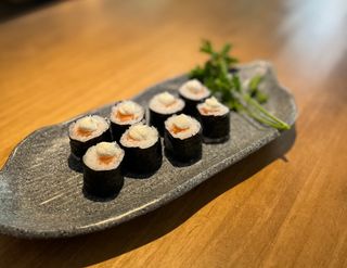 Maki atún y queso crema
