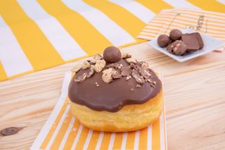 Bola de Berlim com cobertura de chocolate e  Maltesers