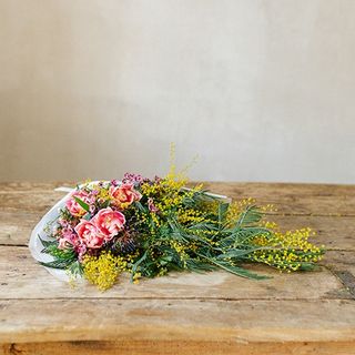 Ramo de flores de mimosa y tulipanes dobles fucsias S