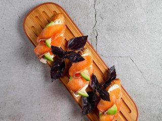 Брускетти з сьомгою, крем сиром і авокадо