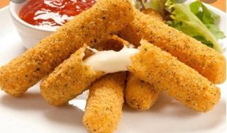 Bastoncini di mozzarella panati