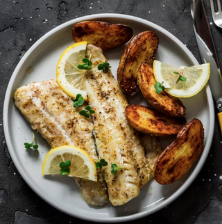 Rape a la plancha con patata panadera y refrito