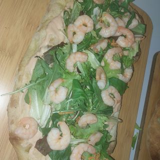 Pinsa gamberetti insalata e salsa rosa