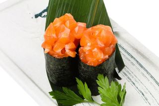 61. Gunkan salmone 2 pezzi