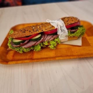 Sandwich cu salam de vita