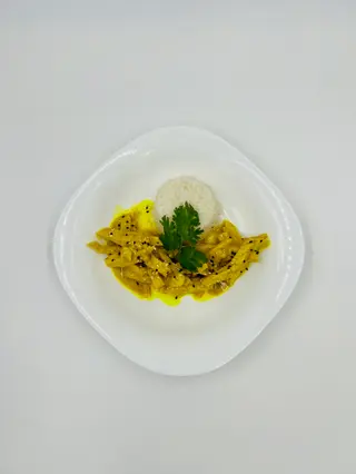 Petto di pollo al curry con tortino di riso basmati