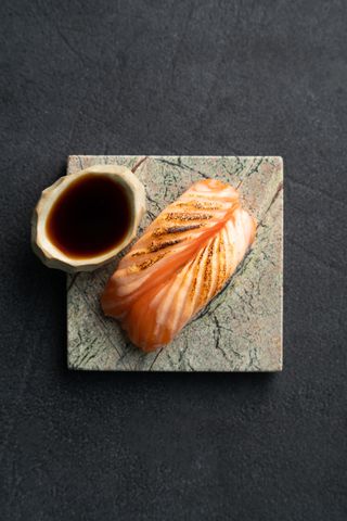 Nigiri Łosoś opalany na ostro