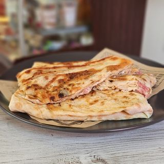 Гьозлеме с шунка и кашкавал