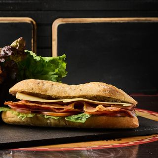 Lomo Y Queso Con Jamón York y alioli