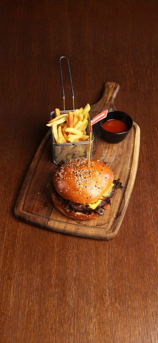 საქონლის ხორცის ბურგერი  BBQ სოუსით და კარტოფილი ფრით/Beef burger with BBQ sauce and fries