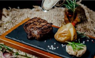 Стейк из телятины с соусом из белых грибов