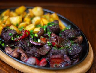 Пательня з телятиною та овочами