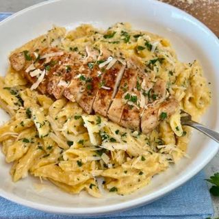 Chicken Alfredo penne pasta 