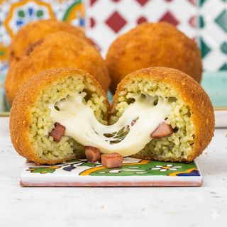 Arancino pistacchio, mozzarella e bacon