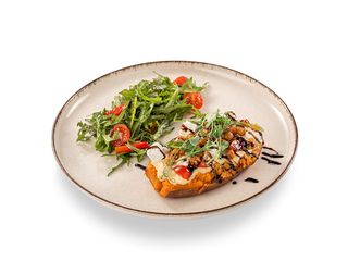 Запечений батат з хумусом та нутом