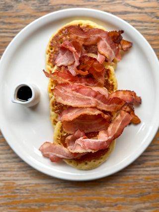 Pancakes 4 szt. z syropem klonowym i boczkiem