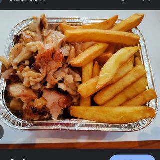 Vaschetta kebab con patatine fritte