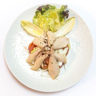 Selección de tomates, bonito de campaña y cebolleta dulce