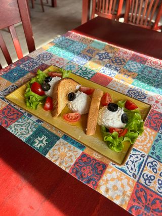 Мус от сирена с чери, маслини и печено хлебче (150г)