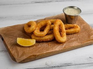 Хрусткі кільця кальмарів із соусом Тартар (140/50/20g)