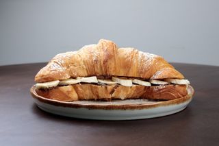 Круасан з нутелою та бананом