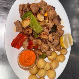 Cerdo frito con papas arrugadas