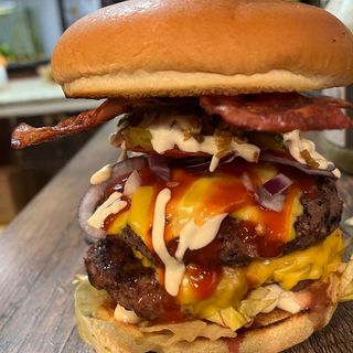 Двоен чийзбургер и картофки