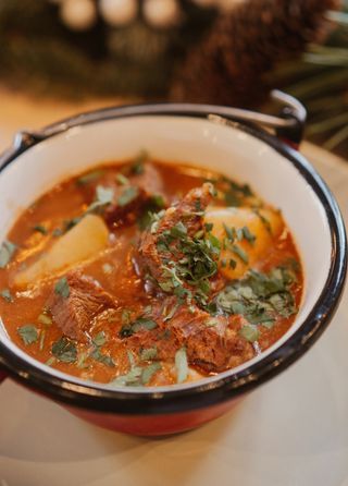 Gulaș de vită cu cartofi