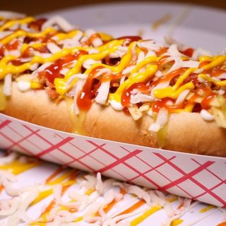 Perrito caliente con carne de kebab 