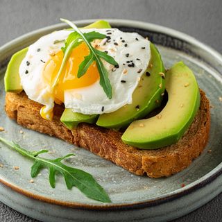 Tostada aguacate laminado y huevo a la plancha