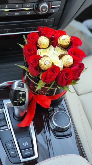 Cutie cu trandafiri si ferrero ar389