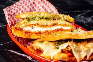 Chicken Parma Sándwich