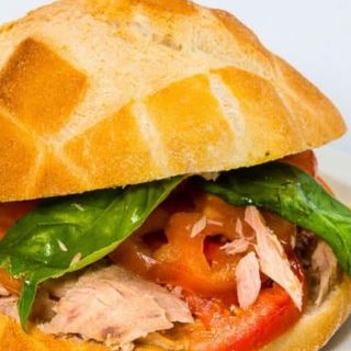 Panino con tonno, mozzarella e pomodoro
