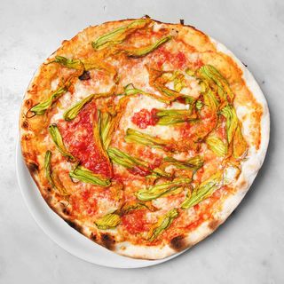 Pizza con fiori di zucca