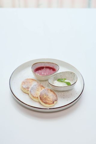 Сырники со сметаной и клубничным соусом