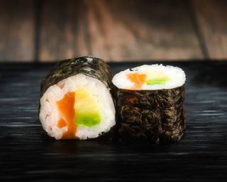 Maki De Salmón Y Aguacate