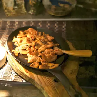 Pollo con funghi alla piastra