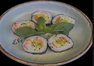 Salmão Com Abacate, Pepino, Surimi e Cenoura