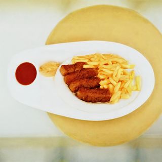 Meniu 4 mititei cu cartofi prajiti si mustar