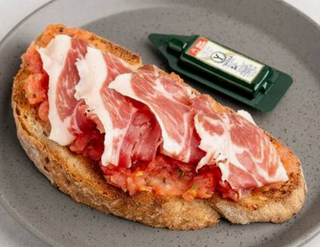 Tostada Con Aceite Y Paleta Ibérica