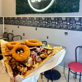 CHEES KEBAB Z FRYTKAMI I KRĄŻKAMI CEBULOWYMI W BUŁCE