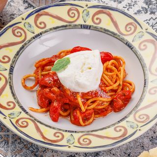 Паста al Pomodoro с бурратой / Pasta al Pomodoro cu Burrata