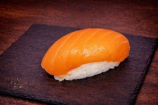 Нігірі з лососем