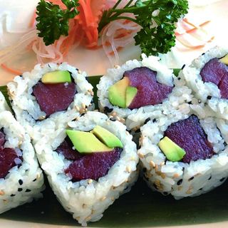 73. Maguro avocado maki 8 pezzi