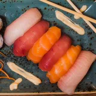 Nigiri maguro de atún (1 pieza)