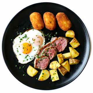 Escalope De Ternera Con patatas Con Huevos Y Croquetas