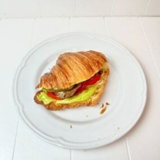 Сэндвич круассан с ростбифом