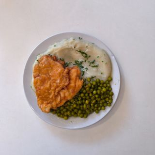 Grašak, bečka šnicla i pire krompir