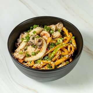 ლაფშა არაქისის სოუსით და ზღვის პროდუქტებით