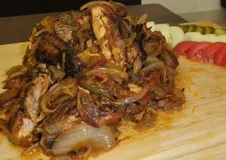 Poulet braisé aux légumes sautées